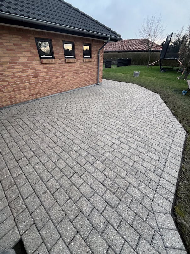 Flot overdækning til fliseterrassen Flot overdækning til fliseterrassen